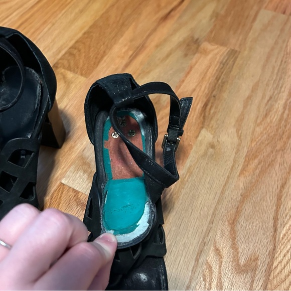 Used black women’s heels - Picture 4 of 7